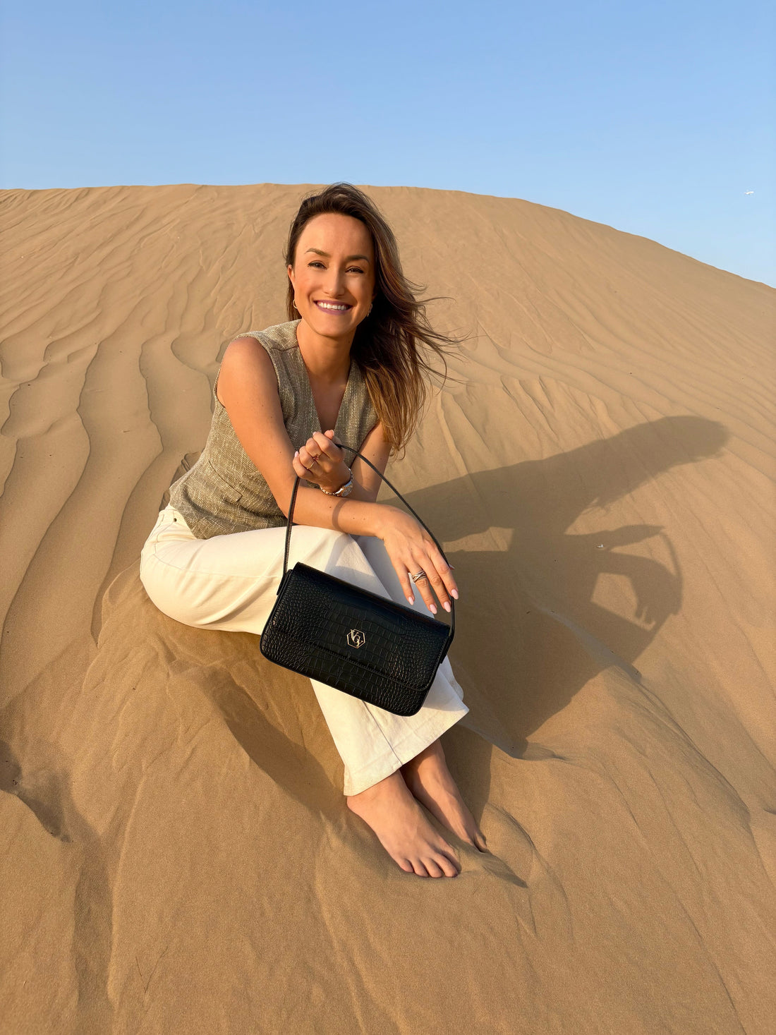 Our founder in Dubai with our coffee leather shoulder bag called the Espressa